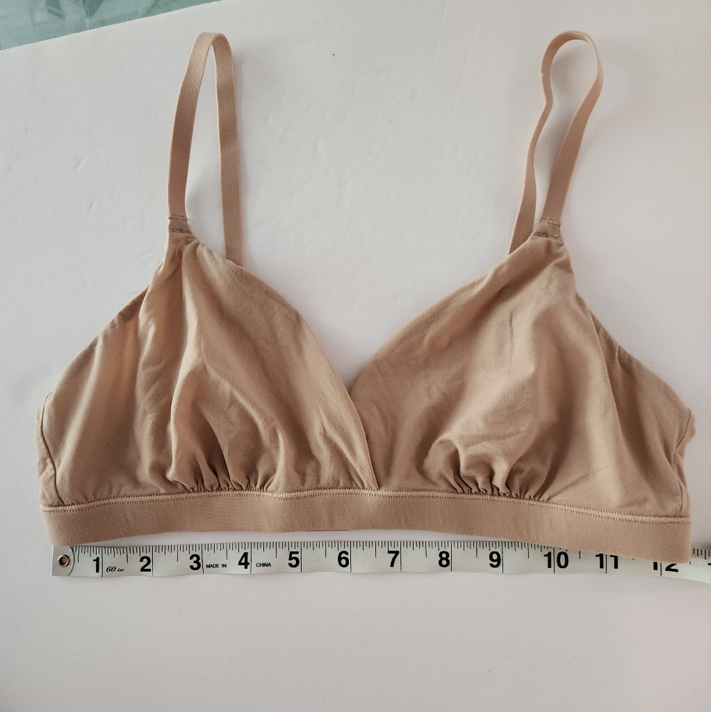 Skims bra fits everybody mesh inside size medium